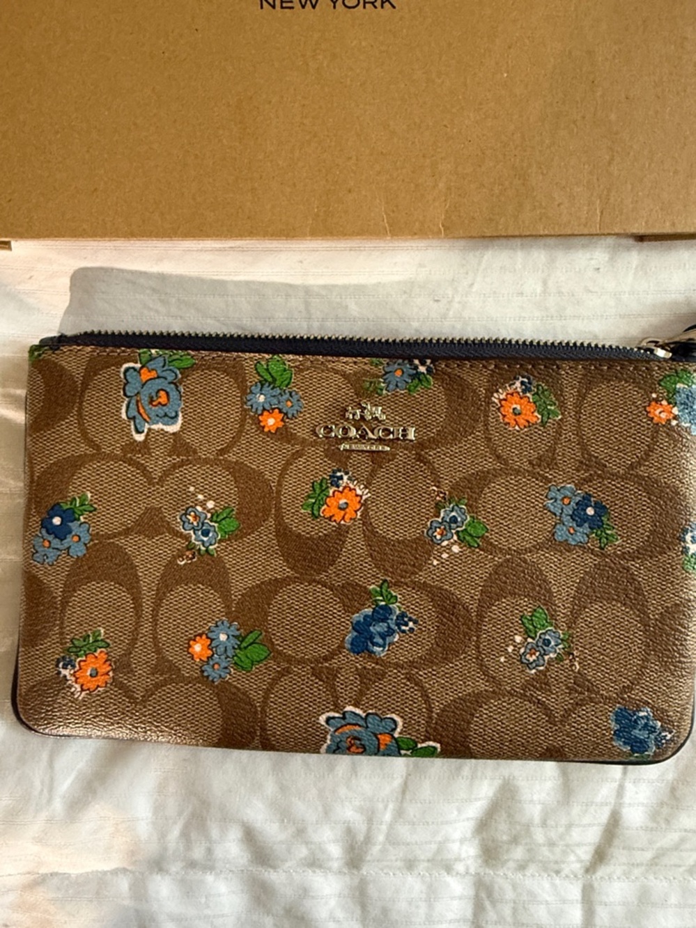 🪻Like New🪻Coach Signature Floral Badlands Large Wristlet with New Coach Box 📦 - Picture 4 of 9